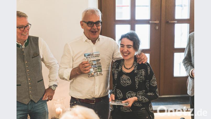 Maceratas Bürgermeister Romano Carancini (Mitte) ist hin und weg vom neuen Reiseführer über seine Stadt, den Ursula Bock und ihre Schüler geschrieben und gestaltet haben. Auch Reinhold Wildenauer (links) vom Städtepartnerschaftsverein ist stolz auf das Werk der Keplerianer. Lukas Meister