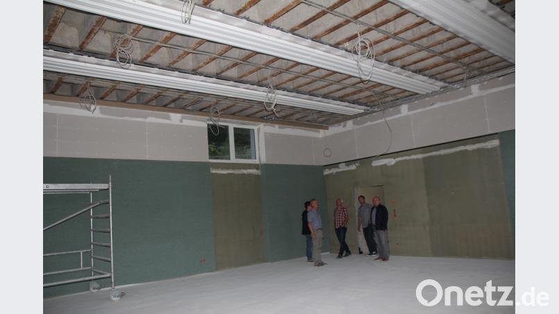 Der Auftrag für die Holzdecke in der Turnhalle  ist der Firma Hofstetter, Unteraich,  erteilt worden. frd