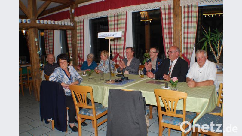 Eine Gruppe Altalbenreuther und Ulrichsgrüner schloss sich dem Heimattreffen auf Initiative von Willy Rubick (rechts, daneben Bürgermeister Klaus Meyer) an enz