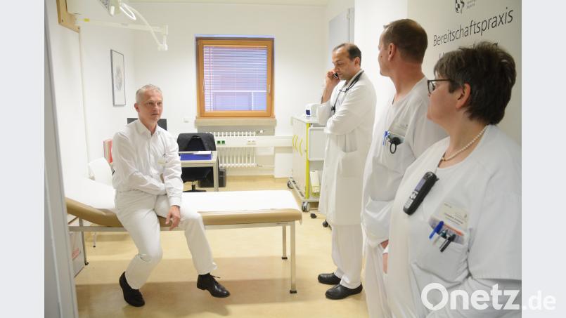 Warten auf die Patienten.  Bereitschaftsarzt Dr. Matthias Loew (links) freut sich über den Besuch  aus der Zentralen Notaufnahme. Gabi Schönberger