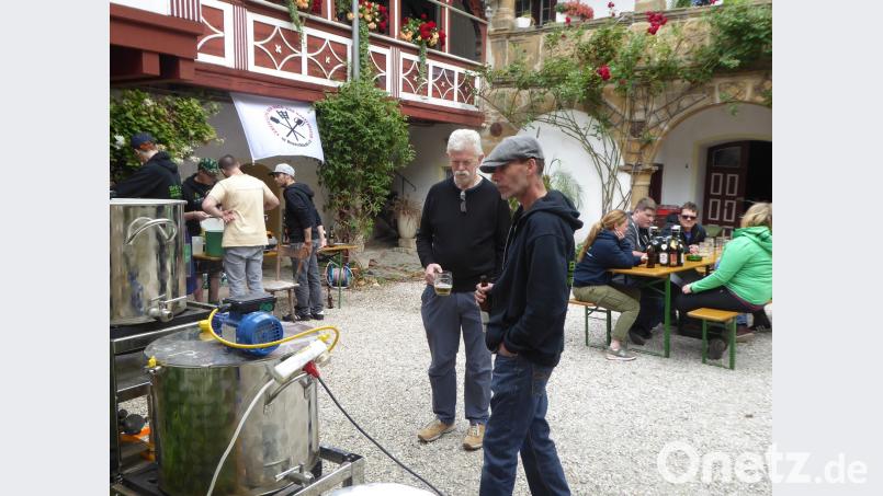 Abwarten und ein Bierchen genießen: Am Wochenende trafen sich 20 Brauer auf dem Schloss Fronberg. exb