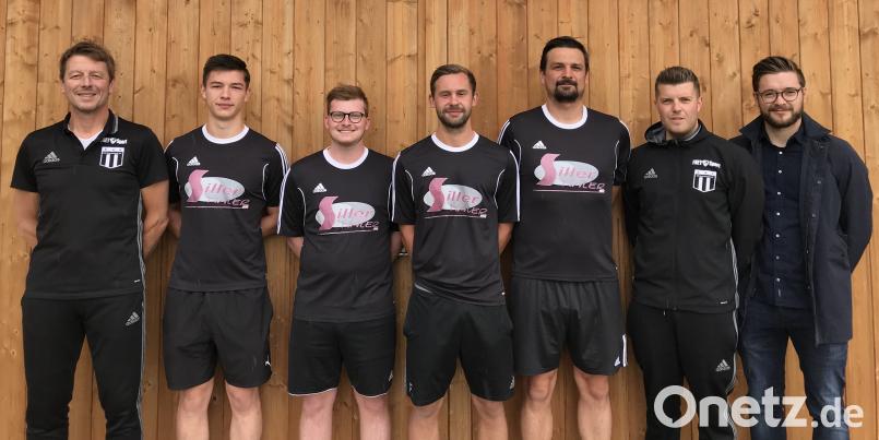 Mit vier neuen Spielern will der TSV in der Kreisliga Süd vorne mitspielen: Trainer Tilo Scharnagl (von links), Max Hecht (SV Steinmühle), Florian Kunstmann (TSV Arzberg-Röthenbach), Felix Lippert (SV Mitterteich), Uwe Mannl (FC Vorwärts Röslau) sowie Spielleiter Florian Neumann und Vorsitzender Maximilian Siller. Rosner, Josef [JR] (ROSNER.JOSEF@T-ONLINE.DE)