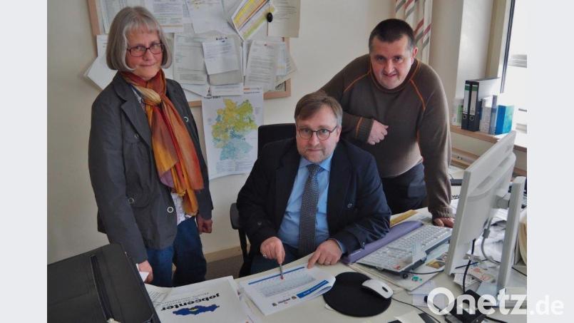 Geschäftsführer Wolfgang Hohlmeier (sitzend) präsentiert hier noch mit seiner Stellvertreterin Monika Reichel und Controller Markus Schulz die Bilanz des Jobcenters. Demnächst wirkt er als Chef des neuen Dezernats 5. Bühner