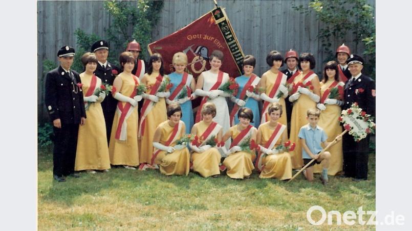Zum 90. Jubiläum mit Fahnenweihe im Jahr 1967:  stellen sich die  Festdamen: und die Verantwortlichen der Wehr auf: (stehend von links) Alfred Barth, Heidi Bauer, Emmeram Kunnert, Inge Sikora, Maria Fürst, Annemarie Kunnert, Resi Kaufmann, Waltraud Barth, Beate Dietz, Gisela Schmidt, Erna Fürst, Alfons Dederl, August Franke, (knieendvon links): Angelika Biersack, Martha Veigl, Waltraud Steiner und  Roland Barth. hai