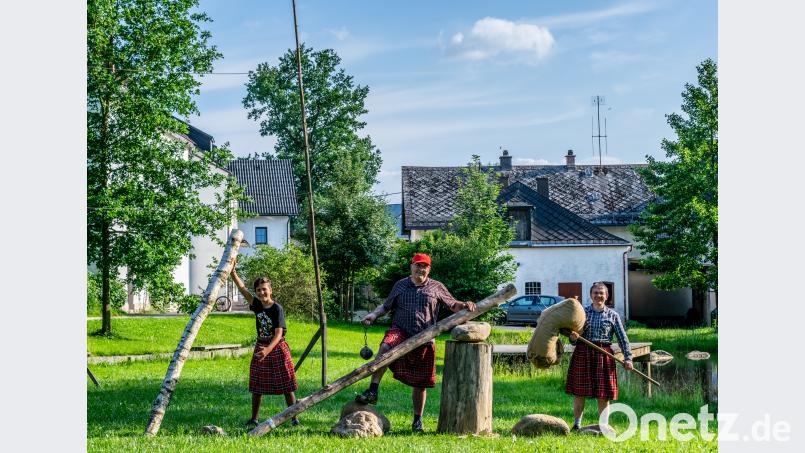 Die Pullenreuther Steinwaldspiele erfordern Kraft und Geschicklichkeit. Teilnehmen kann man nur im Kilt. exb