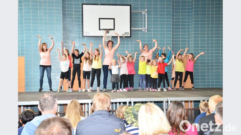 Die Kindertanzgruppe &quot;WIld Chixx&quot; riss durch rhythmische Takte das ganze Publikum mit. fjo