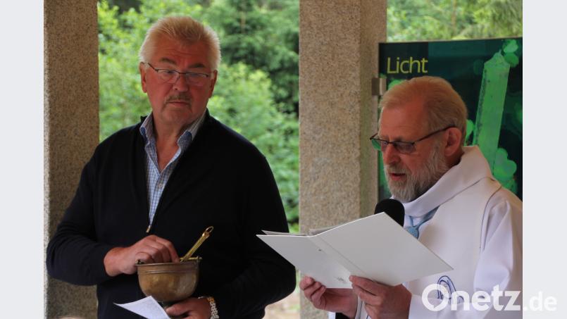 Robert Kutzer (links) und Pater Benedikt bei der Einweihung der Marienkapellle. kro