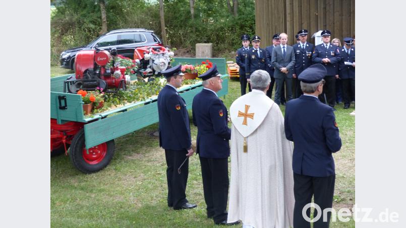 Die alte und neue Pumpe, geschmückt auf dem Gummiwagen. sl