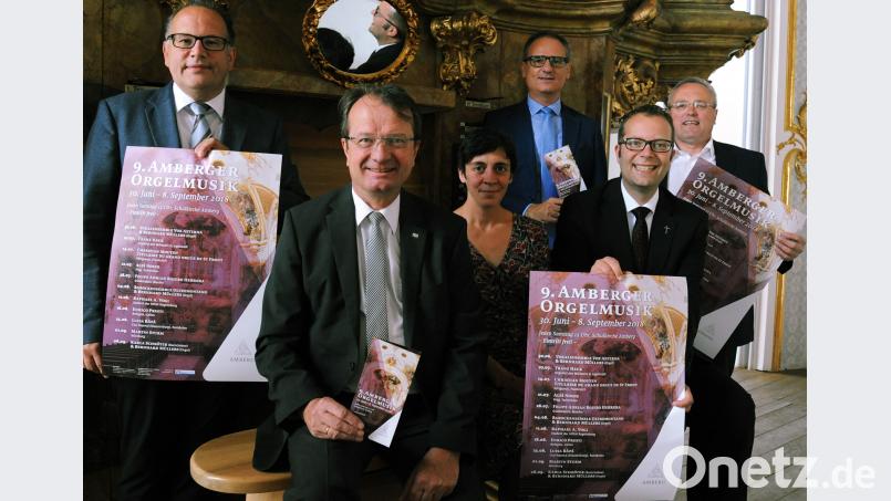 Sie freuen sich schon auf die neunte Auflage Orgelkonzert-Reihe, die am Samstag, 30. Juni, um 12 Uhr in der Schulkirche startet (von links): Organisator Bernhard Müllers, Sponsor Dieter Paintner (Vorstand der Volks- und Raiffeisenbank), Barbara Cosima Frey (Kulturamt), Kulturreferent Wolfgang Dersch, Stadtpfarrer Thomas Helm von der Pfarrei St. Martin und Franz Meier, Vorsitzender des Orgelbauvereins. gf