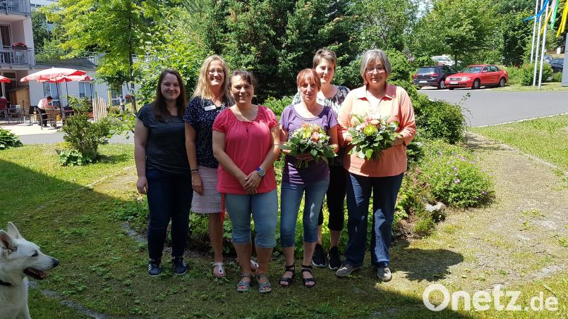 In einer kleiner Feierstunde im Caritasheim Erbendorf wurde der Einsatz der neuen Fachkräfte honoriert: (v.li.) Wohnbereichsleiterin Katja Müller, Heimleiterin Eveline Gerstl-Seidl, Wohnbereichsleiterin Silvia Roth, Anke Gaßmann, Pflegedienstleiterin Manuela Hirschmann und Eveline Pöllmann. mwi