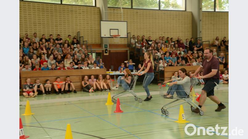 In Windeseile ging es mit den Einkaufswagen durch den Parcours in der Turnhalle Beyerlein, Walter [BEY]