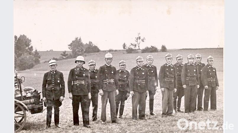 Emmeram Kunnert, Hans Knoll, Josef Bart sen., Josef Kaufmann, Simon Dederl, Rudolf Hösl, Hans Dötsch, Franz Barth, Anton Barth, Hans Bayer, Max Hösl, Wolfgang Wopperer (von links)zeigen sich 1950 mit der ersten Motorspritze. hai