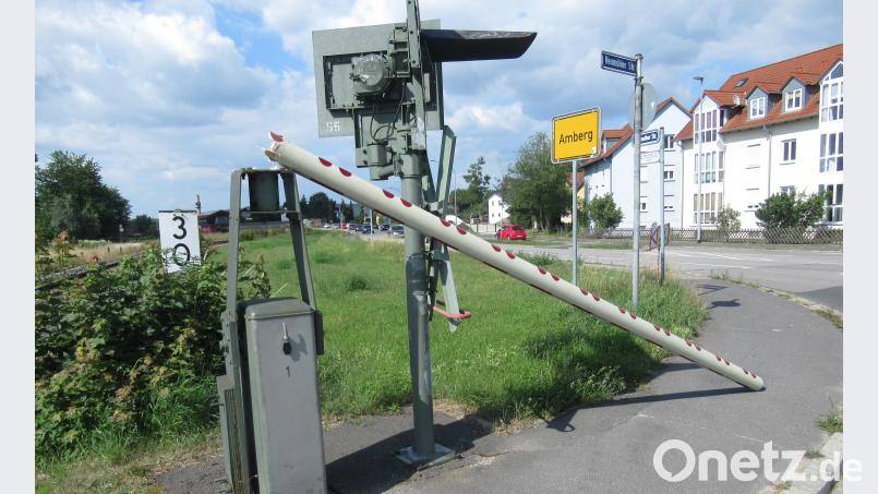 Eine Bahnschranke ist am Dienstagnachmittag auf einen Bus gekracht und brach dabei ab. Verletzt wurde bei dem Vorfall niemand. Polizei Amberg