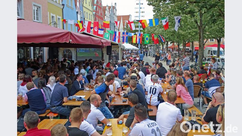 Die wohl längste Fanmeile der Stadt: Hier fiebern die Fußball-Fans am Unteren Markt mit. dob
