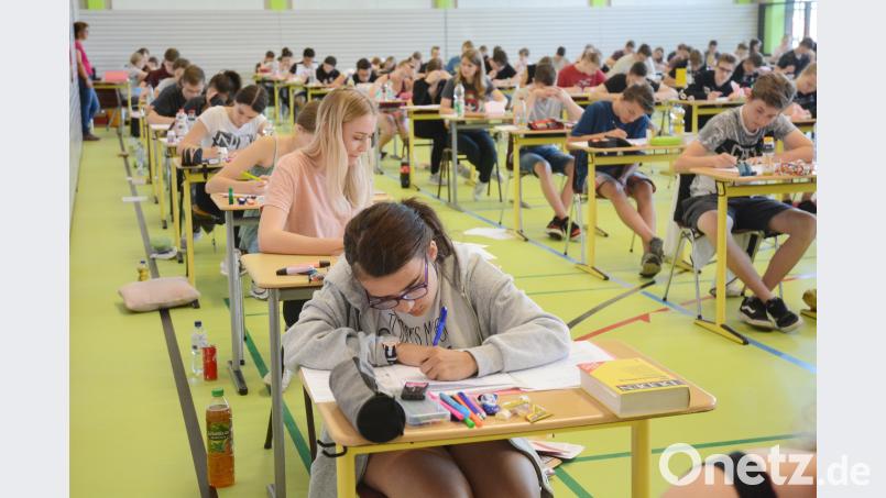 Gut ausgestattet absolvieren die Jungen und Mädchen der Lobkowitz-Realschule in der Sporthalle die Abschlussprüfung im Fach Deutsch. Gabi Schönberger