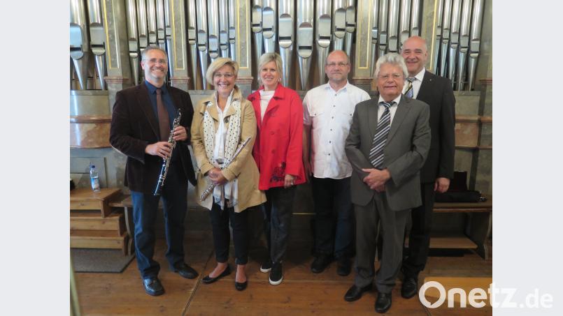 Nach der Aufführung freuen sich Thomas Stiegler, Cordula Stiegler, Sandra Weber, Hubert Köhler, Josef Zaglmann und Christian Kick (von links) über den Applaus der Gottesdienstbesucher. jzk