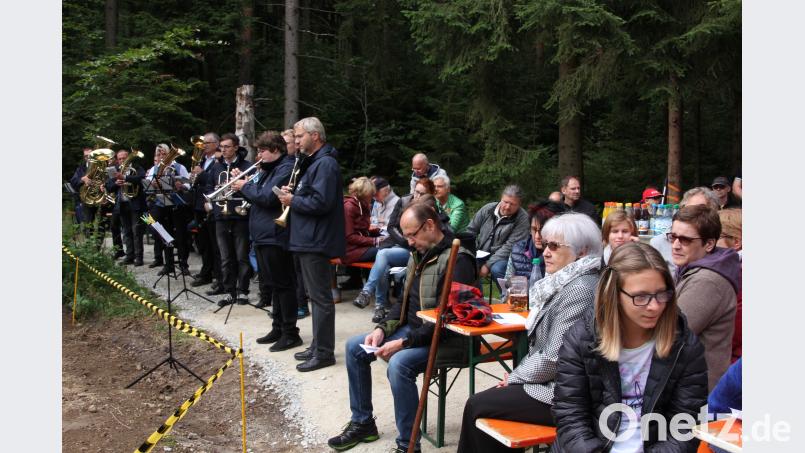 Viele Gläubige waren am Sonntagnachmittag zur Einweihung an den Konnsberg gekommen. Mit dabei war auch die Konnersreuther Blaskapelle unter der Leitung von Armin Scharnagl. kro