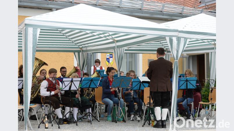 Am Nachmittag unterhielt das Nachwuchsorchester unter Leitung von Stefan Neger die zahlreichen Besucher des Brunnenfestes musikalisch. brü