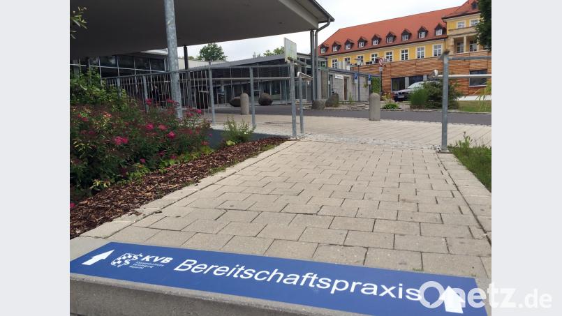 Großflächige Bodenaufkleber weisen den Weg zur neuen KVB-Bereitschaftspraxis. exb