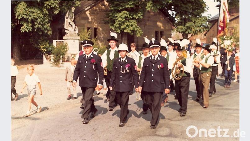 Festzug zum m90. Jubiläum mit Emmeran Kunnert, Alfred Barth und August Franke (von links) an der Spitze. hai