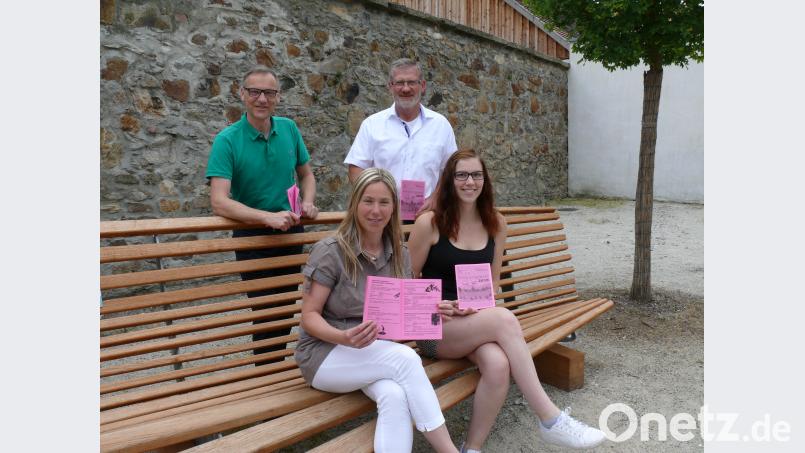 Die beiden Jugendbeauftragten Annette Spreitzer (sitzend links) und Hans Wurm (stehend rechts) laden mit einem umfangreichen und wieder interessanten Ferienprogrammangebot alle Kinder und Jugendlichen zum Mitmachen ein. Zusammengetragen hat die Termine heuer Tina Kastl, (sitzend rechts) - unterstützt von Ursa Pilz,  die aus gesundheitlichen Gründen bei der Programm-Vorstellung nicht dabei sein konnte. kgg
