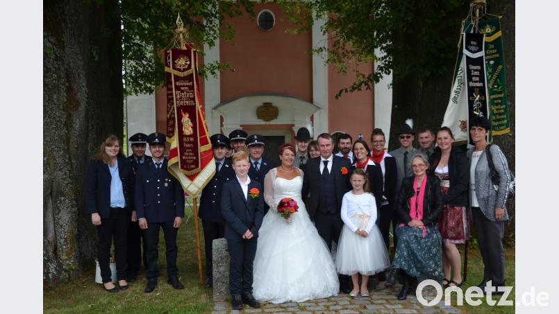 Zur Hochzeit von Josef Bock und Sonja Wirth gratulieren Vereine und Arbeitskolleginnen und lassen das Brautpaar hochleben. gi