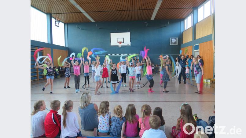 Gesang und Tanz bildeten bei dem Song „Let`s twist again“ des Schulchores eine harmonische Einheit. jzk