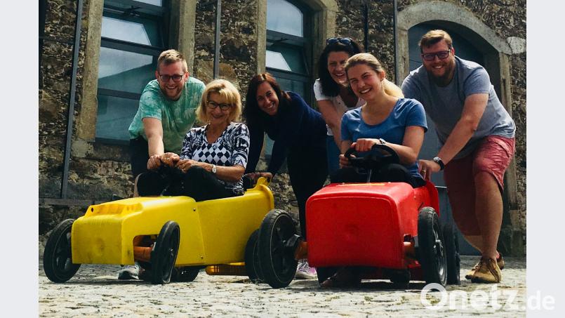 Das CeBB-Team wirbt mit den beiden aus Mülltonnen umfunktionierten Seifenkisten für den Besuch des 1. Bayerisch-Böhmischen Freundschaftsfests. eib