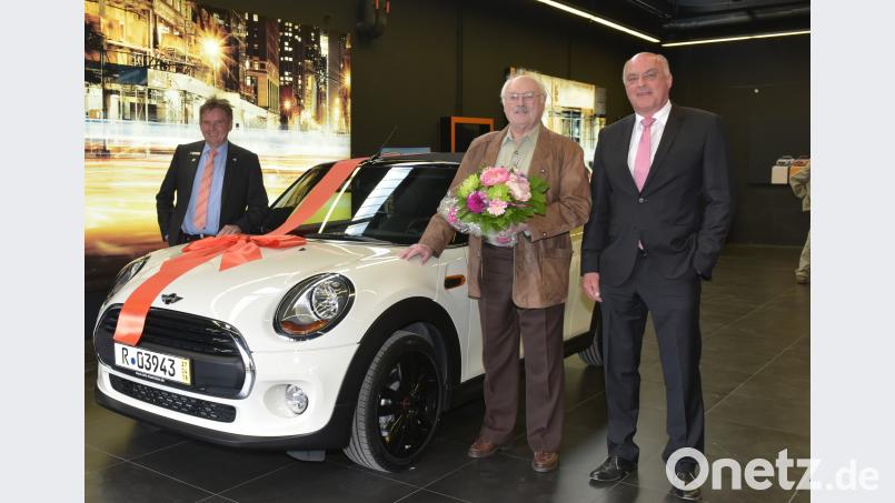 Von links nach rechts:  Thomas Pohl vom Gewinnsparverein Bayern e.V., Gewinner Bernhard Schneider und Kundenberater Theodor Körner bei der Übergabe des Gewinns. sei