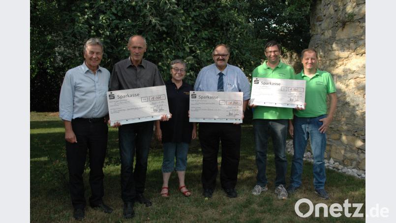 Jubilar Joachim Hanisch, Spartenleiter „Tennis“ der SpVgg Bruck Anton Hartl, Schriftführerin Hanne Tillmanns und 1. Vorsitzender Hans Beck vom Musikverein Bruck, Jugendleiter Bernd Meier und 1. Vorsitzender Hans Ullmann von den Sportfreunden Bruck 96 e. V. mos