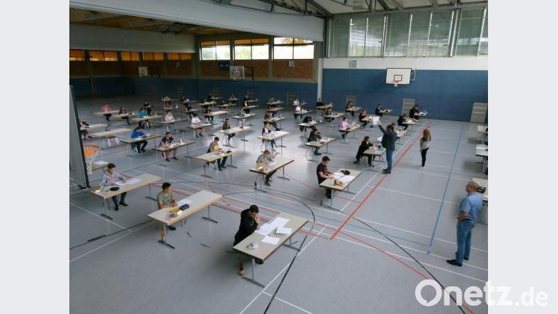 In der Abgeschiedenheit der Mehrzweckhalle stellten sich die Wirtschaftsschüler vier Stunden lang den Textaufgaben oder Erörterungen  der Abschlussprüfung im Fach Deutsch Bild: rn