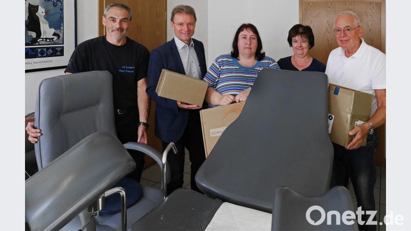 Alle Hände voll zu tun haben die Helfer, damit beim Neustart im Ärztehaus alles an Ort und Stelle ist. Unser Bild zeigt von links: Jens Heller, Manfred Tretter, Birgit Küfner, Andrea Müller und Dr. Helmut Rüth. tr