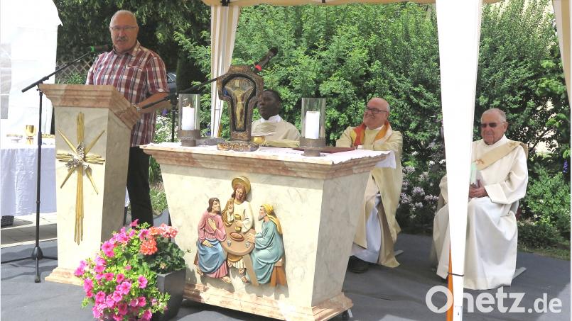 Sprecher Hans Grimm (links) bedankte sich bei Pfarrvikar St. Stephen Annan, Monsignore Hans Amann und Diakon Hans-Dieter Göring (von links) für die Gestaltung des Gottesdienstes auf dem Dorfplatz in Richt. Hirsch