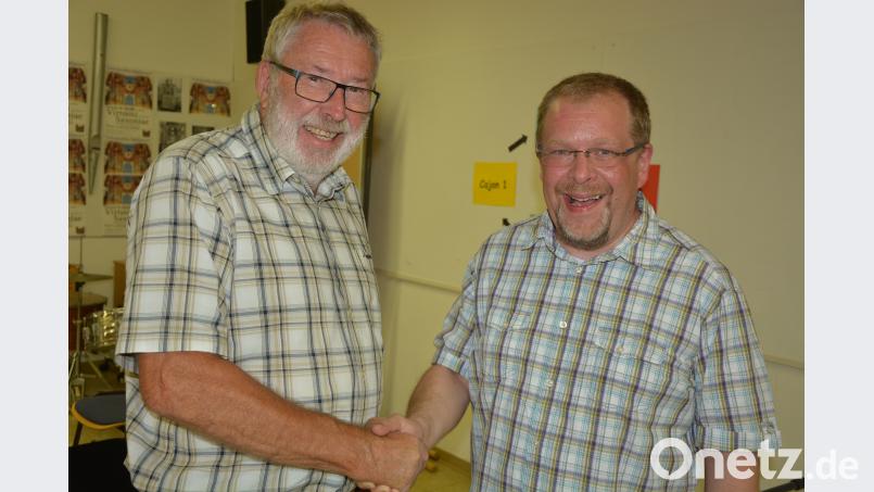 MGV-Vorsitzender Ludwig Kraus (links) freut sich, dass für die Chorleitung des Männergesangvereins Mitterteich mit dem 38-jährigen Realschullehrer Michael Waldenmayer ein neuer Chorleiter gefunden wurde. jr