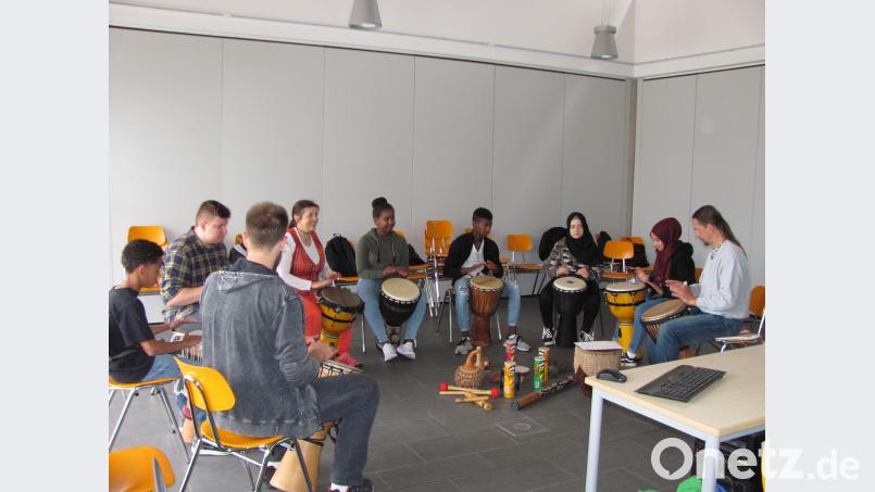 Schüler mit Migrationshintergrund erarbeiten einen  Rhythmus beim Tromelworkshop sei