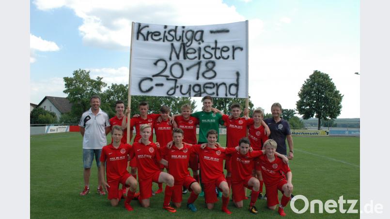 Thomas Schubert (re) und Harald Saffert (li) konnten mit ihren Spielern die Meisterschaft in der Kreisliga feiern. Niebauer