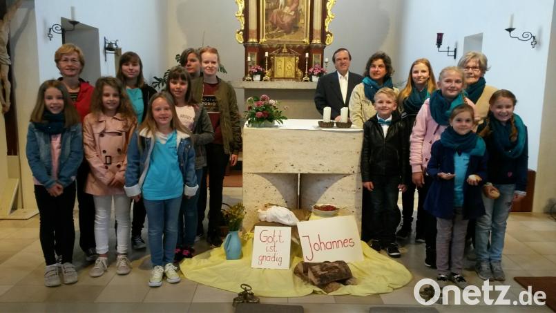 Kinder und Erwachsene feiern einen gemeinsame Familiengottedienst in der St.-Josef-Kirche in Hütten. rku