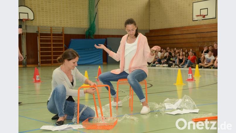"Ich sitze auf meinem Stuhl", scheint Studienreferendarin Felicia Harris zu Studienrätin Evelyne Häupl zu sagen Beyerlein, Walter [BEY]