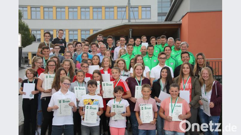 Diese erfolgreichen Sportler mit ihren Trainern sind von Bürgermeister Heinz Weigl bei der Sportlerehrung der Stadt mit Urkunden und die Vereine mit Sachpreisen ausgezeichnet worden. Die Meisten waren auf der Bezirks- und Landesebene erfolgreich. frd