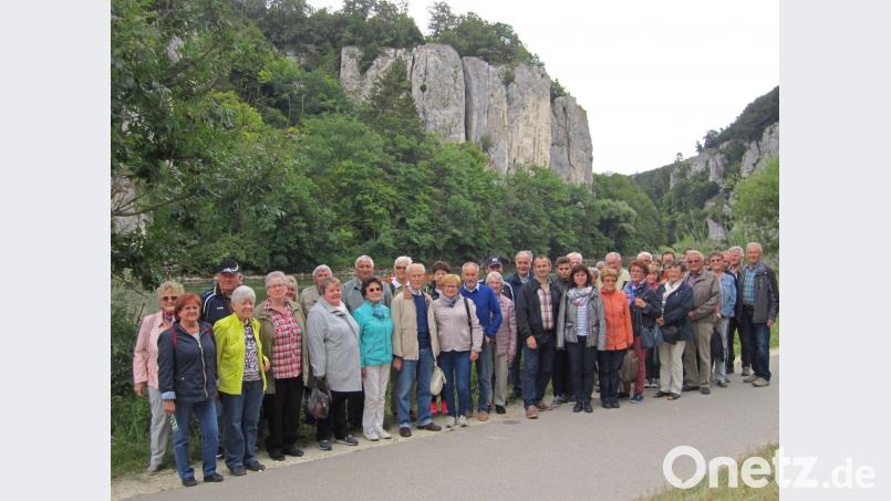 Beste Stimmung herrscht beim Ausflug der Brunnenfreunde in die Region Regensburg. Zu den Höhepunkten der Tagesfahrt gehört auch eine Schifffahrt durch den Donaudurchbruch. Die hier zwanzig Meter tiefe Donau zwängt sich zwischen bis zu 80 Meter hohen steilen Felsformationen durch. ow