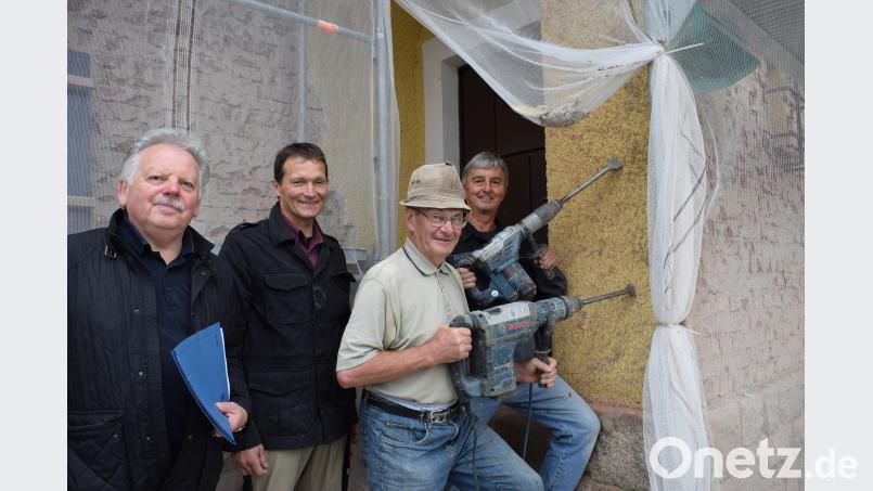 Der Parksteiner Architekt Josef Schöberl (links), Kirchenpfleger Hans Leipold (Zweiter von links) und die zwei Helfer Alfons Vollath  und Alfons Franz. Nur noch wenige Teile des Außenputzes müssen abgeschlagen werden. szl