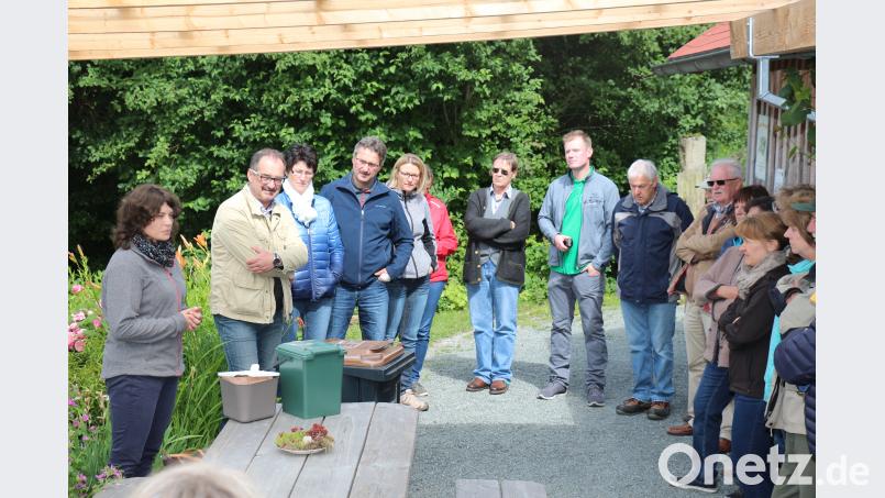 Der Aktionstag Kompostierung des lockt viele Besucher aufs Gelände des Kemnather Obst- und Gartenbauvereins. Ihnen erläutert Abfallberaterin Stefanie Bräunlein (links) die Anwendungsbereiche der Biotonne. rpp