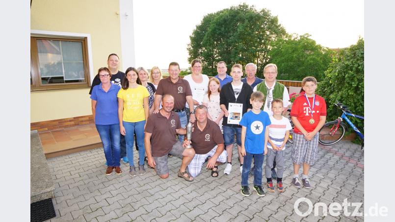 Die Vorsitzende Anna Schwaiger und Bürgermeister Christian Ziegler gratulierten den Gewinnern des Gemeindepokalturniers. nib