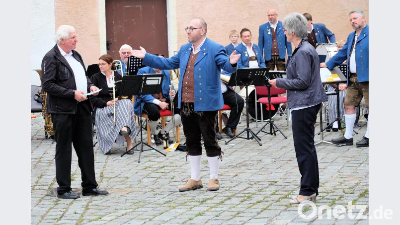Blaskapellen Vorsitzender Michael Erfurt überraschte seine musikalischen Mitstreiter mit einer Geldspende. wlr