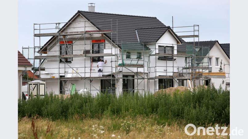 Bauarbeiter arbeiten an der Fertigstellung von Einfamilienhäusern. Bernd Wüstneck Bernd Wüstneck/dpa