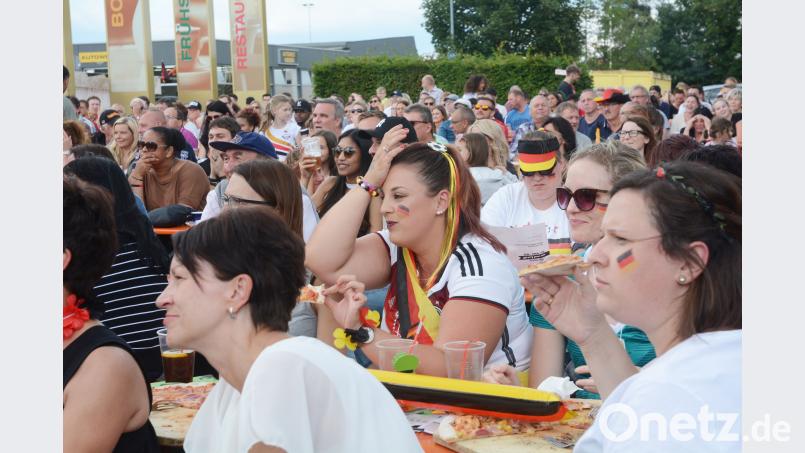 Zittern mit der Deutschen Mannschaft: Das machen die Zuschauer beim Public Viewing im Hemingway. Schönberger