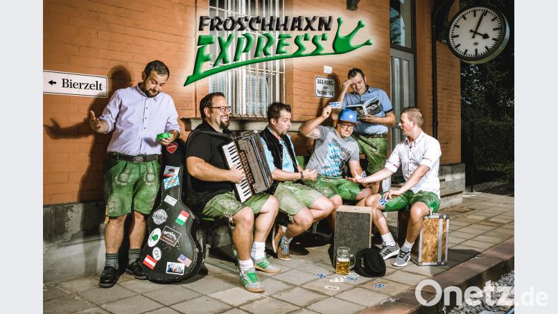 Stimmung pur: Die Party-Band „Froschhaxn Express“ spielt am Abend im Festzelt. exb