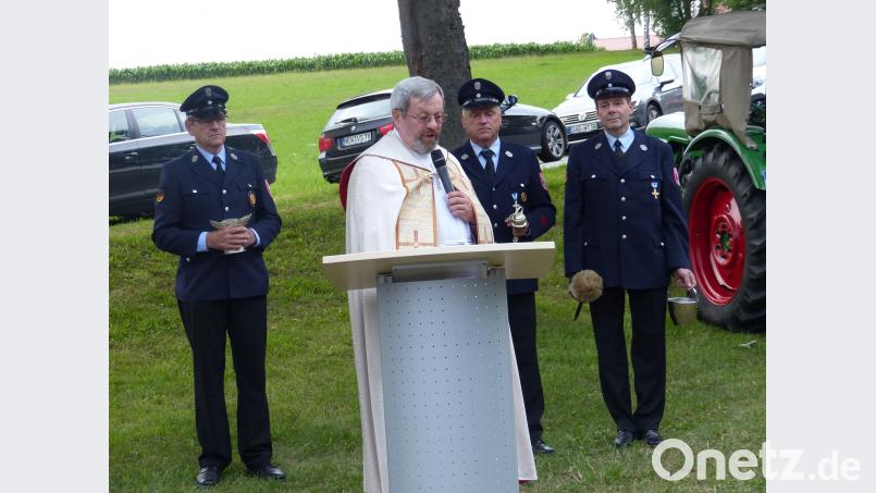 Die &quot;stattliche Ministrantenschar&quot; verrichtet kirchliche Dienste. sl