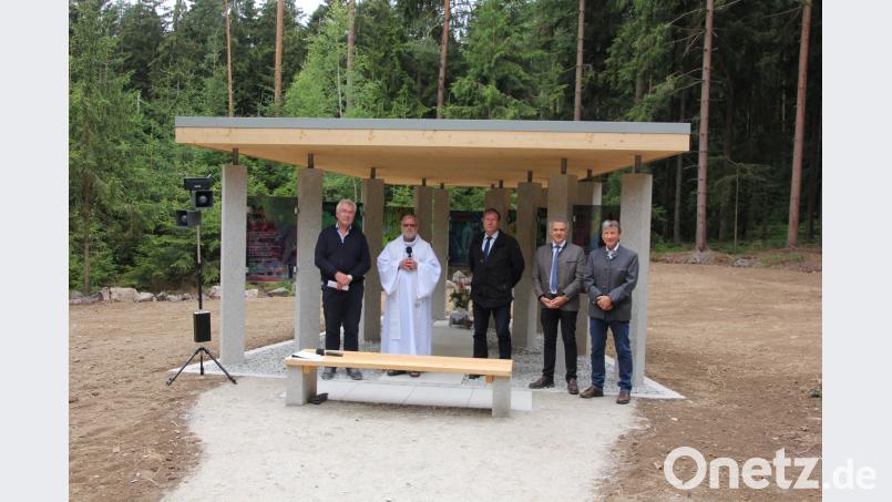 Bei der Feierstunde der neu erbauten Marienkapelle, von links Robert Kutzer, Pater Benedikt Leitmayr, 2. Bürgermeister Reinhard Wurm, Landrats-Stellvertreter Roland Grillmeier und Forstdirektor Gerhard Schneider. kro