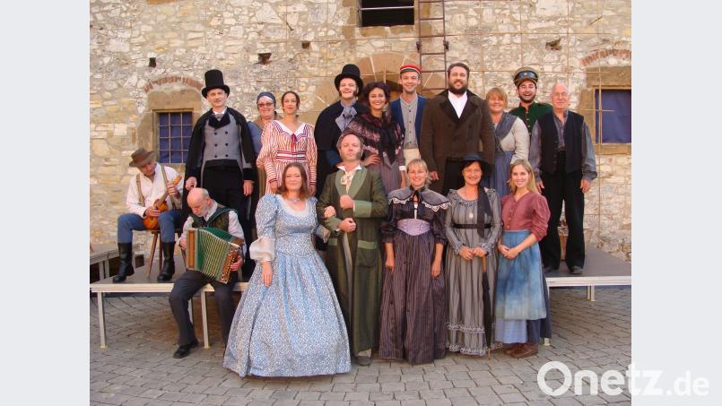 Die Spannung steigt! Im Hof der Burg Dagestein in Vilseck hat sich das Schauspiel-Ensemble versammelt und probt fest für das Lola-Montez-Stück, das am Freitag, 29. Juni, Premiere hat. exb